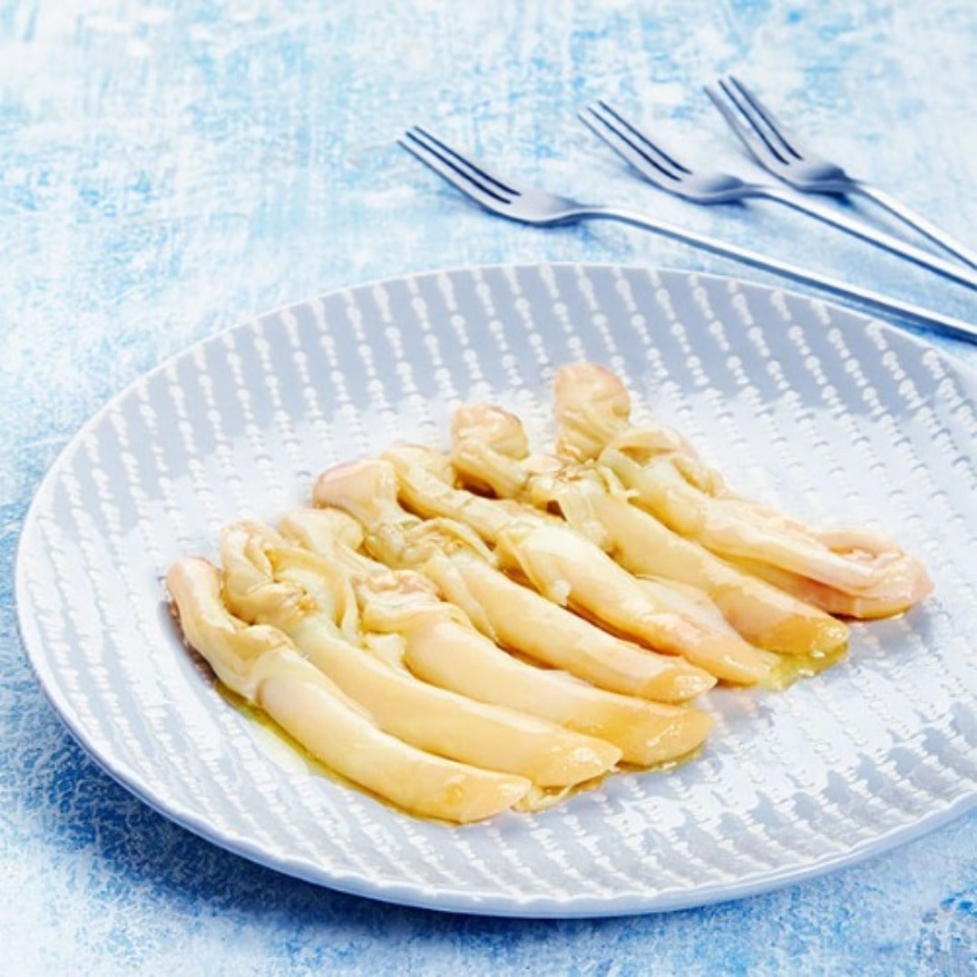 Los Peperetes razor clams on a blue textured plate with two forks.