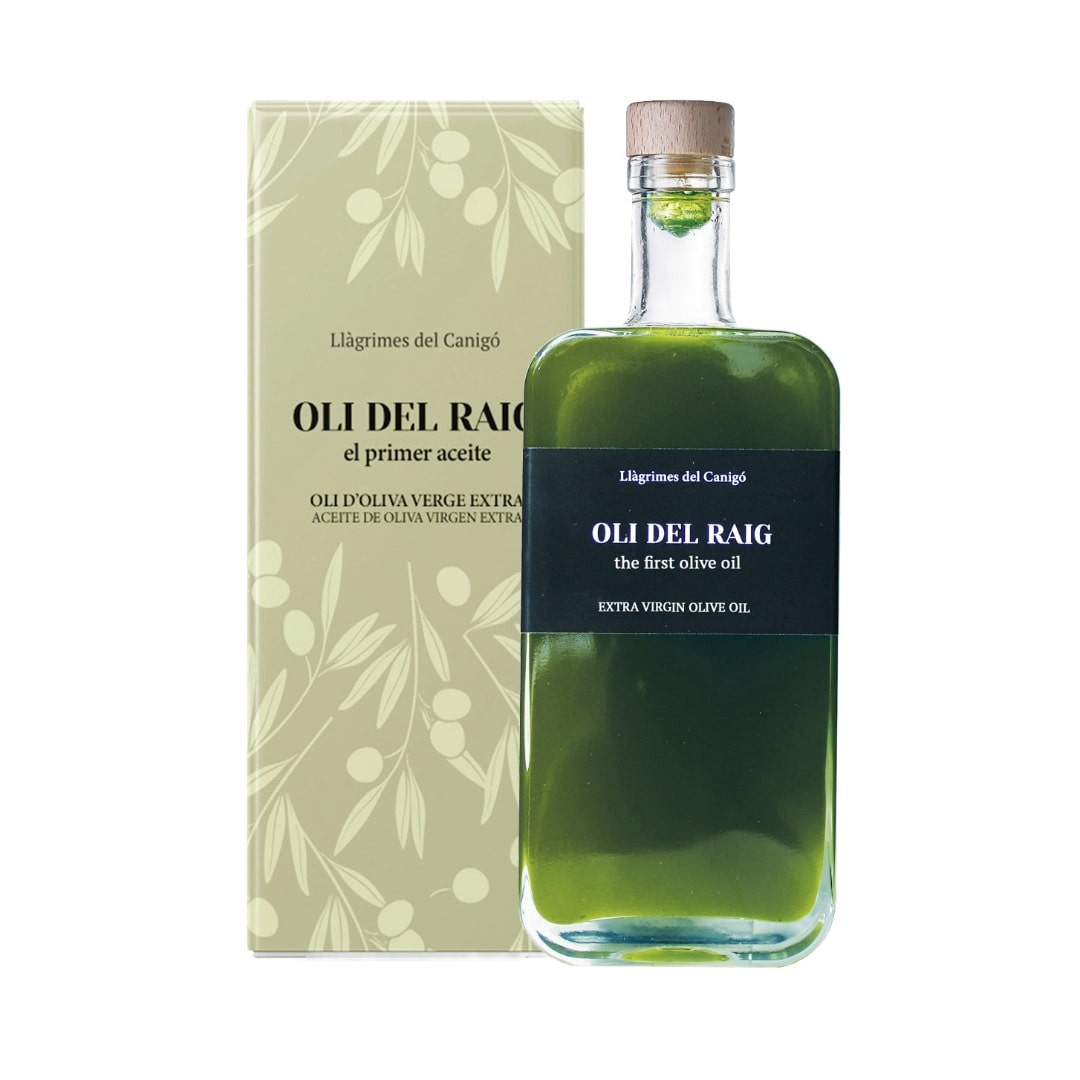 Bottle of Oli del Raig olive oil with packaging on a white background